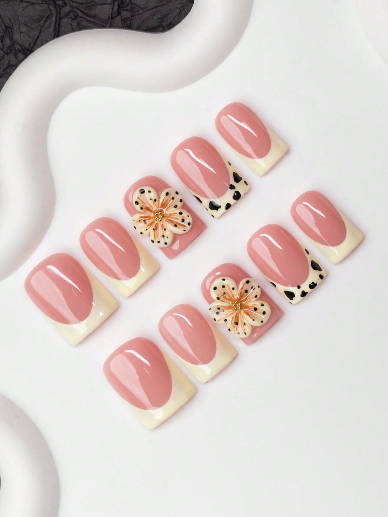 💅🏽 Soft Pink Flower finger Nail Set