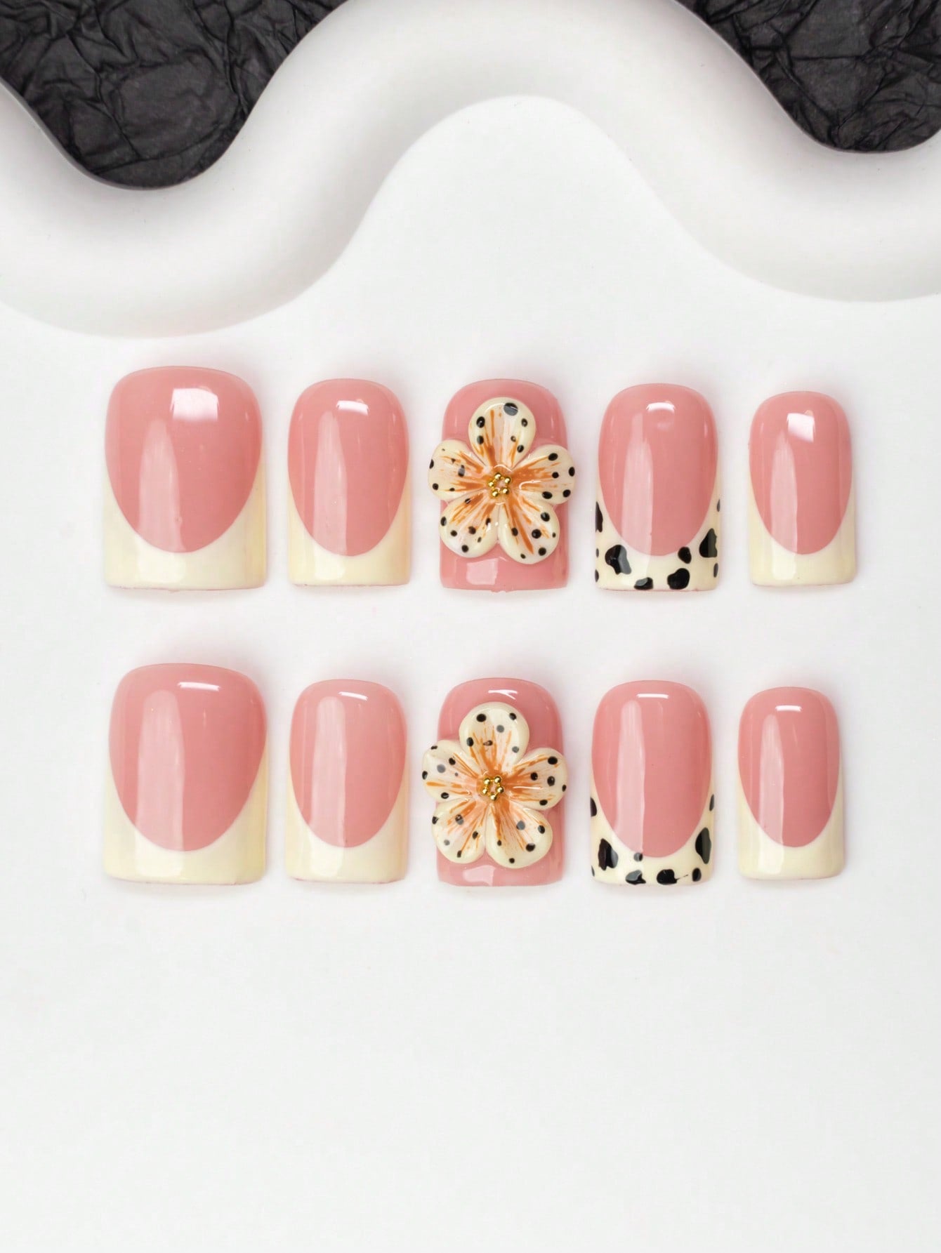 💅🏽 Soft Pink Flower finger Nail Set